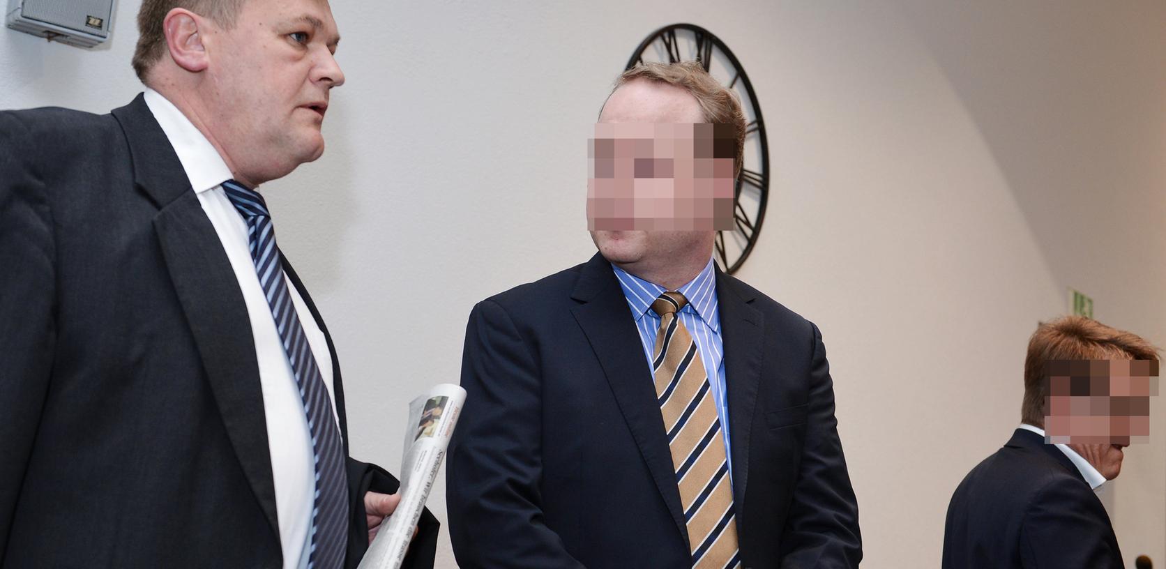 Der erste Paukenschlag direkt nach Prozess-Beginn: Der Verteidiger des Ex-NKD-Managers (m.) verließ aus Protest den Saal. Der erste Paukenschlag direkt nach Prozess-Beginn: Der Verteidiger des Ex-NKD-Managers (m.) verließ aus Protest den Saal.