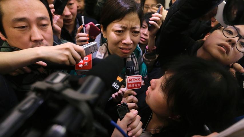 In einem Hotel in Peking werden Angehörige der vermissten Flugzeugpassagiere betreut. Gegenüber Journalisten beklagen sie die schlechte Informationslage.