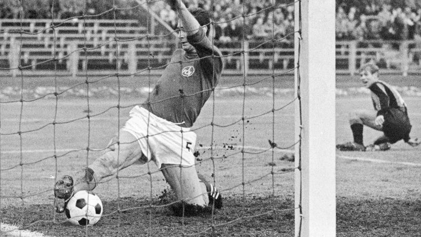 Frankfurt kann unangenehm sein: Im Februar 1968 kassiert der erfolgsverwöhnte 1. FC Nürnberg die erste Heimniederlage seit März 1967 (0:2). Und das, obwohl Nandl Wenauer alles tut, um das zu verhindern. Diesen Ball befördert er vor Überschreiten der Torlinie ins Feld zurück. Pleite - egal - geil gemacht, Club-Stopper! Im April 1967 läuft's für den FCN zu Gast im Waldstadion besser: Charly Ferschl, Doppeltorschütze Strehl und Schorsch Volkert münzen Nürnberger Effizienz in einen 4:1-Auswärtserfolg um.