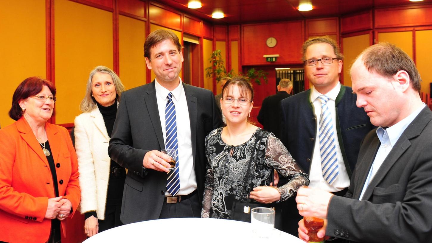 Hermann Ulm stand am Wahlabend mit seiner Frau im Mittelpunkt. Links davon Mathilde Hartmann und Gisela Steinlein. Rechts der Kreisvorsitzende Graf Bentzel und der Abgeordnete Michael Hofmann.
