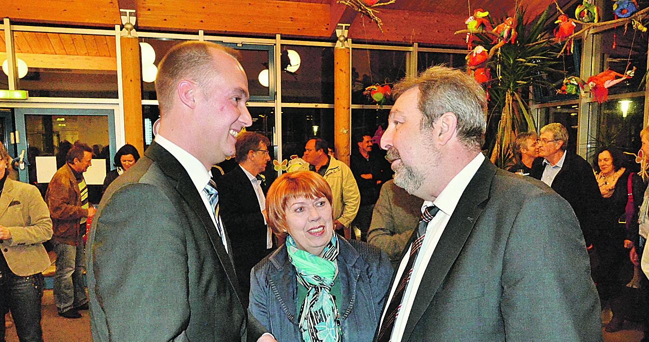 Gewinner und Verlierer: Wahlsieger Markus Dirsch (li.) strahlte, als er das Ergebnis erfuhr. Er dankte Josef Miehling, der zwölf Jahre Bürgermeister in Pleinfeld war. Gewinner und Verlierer: Wahlsieger Markus Dirsch (li.) strahlte, als er das Ergebnis erfuhr. Er dankte Josef Miehling, der zwölf Jahre Bürgermeister in Pleinfeld war.