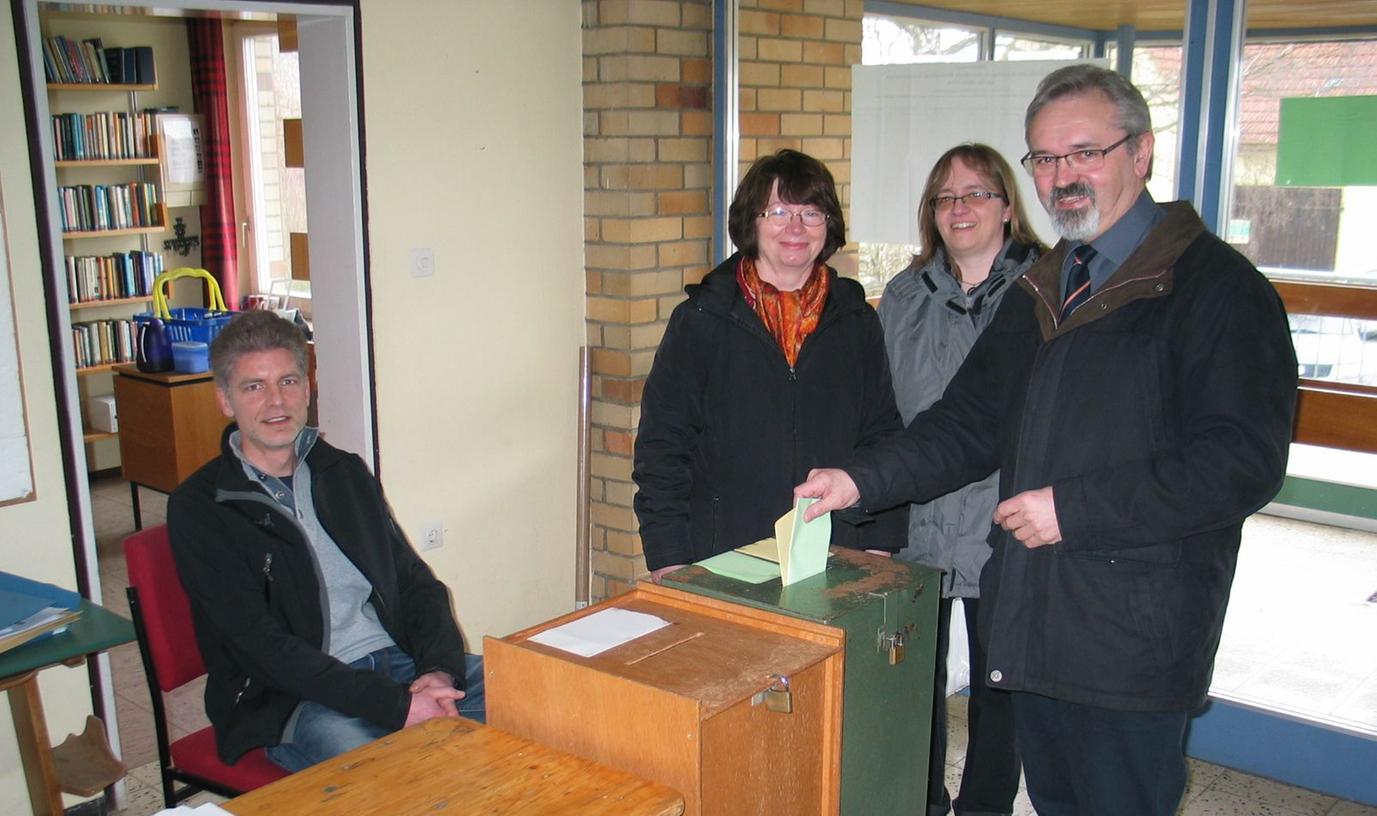 Im Ostheimer Wahllokal gab der spätere Wahlsieger Helmut Schindler seine Stimmzettel ab, begleitet von Frau Maria und Tochter Barbara. Im Ostheimer Wahllokal gab der spätere Wahlsieger Helmut Schindler seine Stimmzettel ab, begleitet von Frau Maria und Tochter Barbara.