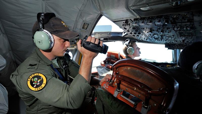 Fünf Flugzeug brummen am 21. März im Tiefflug über das Suchgebiet, Spezialisten halten nach möglichen Wrackteilen von MH370 Ausschau – und nach Menschen. Australiens Seesicherheitsbehörde ist auf die Rettung von Überlebenden eingestellt.