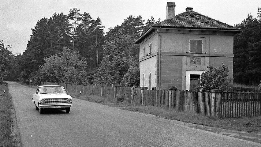 Bis 1967 stand an der jetzigen B 466 bei Kammerstein ein Chauseehaus