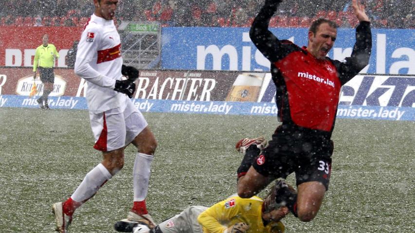 Und Meyer machte es gut: Erst verhinderte er den Abstieg des FCN, in der Folgesaison 2006/2007 deckte er das lange brachgelegene Potenzial der Cluberer auf. Das Hinspiel in Stuttgart gewann der 1. FC Nürnberg im Talkessel mit 3:0. Und im Rückspiel...