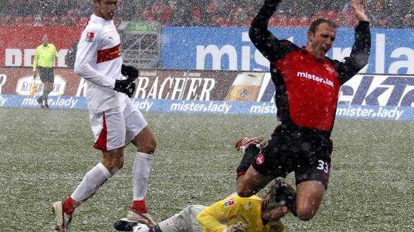 Und Meyer machte es gut: Erst verhinderte er den Abstieg des FCN, in der Folgesaison 2006/2007 deckte er das lange brachgelegene Potenzial der Cluberer auf. Das Hinspiel in Stuttgart gewann der 1. FC Nürnberg im Talkessel mit 3:0. Und im Rückspiel...