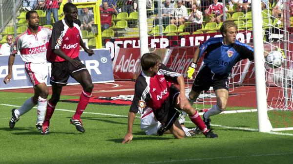 Anlässlich der Pokal-Begegnung am 5. April blicken wir zurück auf die zahlreichen, meist emotionalen fränkisch-schwäbischen Duelle. Louis Gomis ist in Nürnberg nicht gerade als elegantester Torjäger in Erinnerung geblieben. Da war sogar Abwehrspieler Marek Nikl erfolgreicher, der hier im August 2001 - der Club war gerade frisch aus der 2. Bundesliga aufgestiegen - gegen Stuttgart und Timo Hildebrand das zwischenzeitliche 1:1 erzielt.