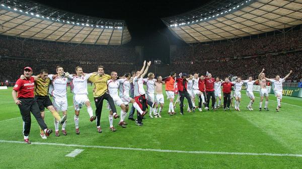 Und dann war da ja noch dieses Pokalendspiel. Der 26. Mai 2007 wird sich auf Lebzeit ins Gedächtnis aller Club-Fans einbrennen. Denn es war der Tag, an dem der 1. FC Nürnberg im DFB-Pokalfinale den frischgebackenen Deutschen Meister VfB Stuttgart in einem epischen Spiel mit einem Platzverweis, einem Elfmeter, einem hässlichen Meira-Tritt gegen FCN-Ikone Mintal und einem Traumtor von Jan Kristiansen mit 3:2 nach Verlängerung schlug. Der Pott kam nach Nürnberg!