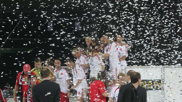 Bei der Siegerehrung im Berliner Olympiastadion regnete es Konfetti. Nach dem großartigen Erfolg durften sich die FCN-Idole in der Nürnberger Innenstadt feiern lassen. In einem Triumphzug ging es durch die Stadt, am Hauptmarkt stieg dann die große Pokalsause.