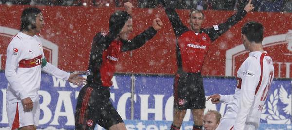 ... im winterlichen Januar-Nürnberg schenkten Saenko, Schroth, Gresko und Magnin per Eigentor den Schwaben sogar vier Dinger ein. Für den VfB traf lediglich Cacau ins richtige Tor. Macht eine Saisonbilanz von 7:1 zugunsten des FCN.