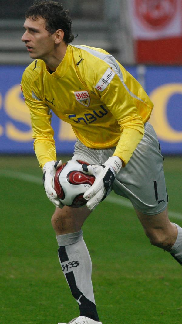 Im VfB-Tor stand in dieser Spielzeit ein Nürnberger Pokalheld. Raphael Schäfer verließ den FCN nach dem Coup von Berlin, um mit den Schwaben in der Champions League zu spielen. Richtig glücklich wurde Schäfer am Neckar nicht, kehrte nach nur einem Jahr zurück in die Noris. Das Clubtor hütete derweil Jaromir Blazek - mehr schlecht als recht. Der Tscheche hatte durchaus seinen Anteil am FCN-Abstieg und dem Ausscheiden im UEFA-Pokal gegen Benfica Lissabon.