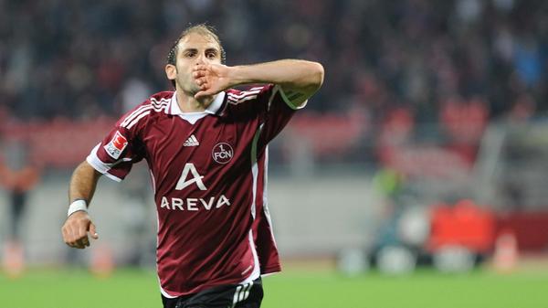 ...schlug die große Stunde des Javier Horacio Pinola. In der Schlussminute startete der feurige Argentinier durch und wurde mustergültig von Schieber bedient. Pinola rannte vollkommen alleingelassen auf VfB-Keeper Ulreich zu, das Stadion hielt den Atem an, um dann im kollektiven Torjubel zu explodieren. Pi-no-la, Pi-no-la!