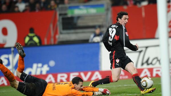 Der Betriebsunfall Abstieg wurde schnell repariert, so dass es in der Spielzeit 2009/10 wieder zum fränkisch-schwäbischen Kräftemessen kam. Nach einem 0:0 im Hinspiel entführte der VfB in der Rückrunde alle drei Punkte aus der Noris. Doppelt bitter für den Club und seine Fans: Der Ex-Fürther Roberto Hilbert traf kurz vor Schluss zum 2:1-Siegtreffer. Zuvor hatte...