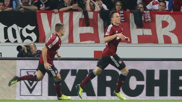 ... gab es dank eines Drmic-Treffers einen Zähler zum Einstand des neuen Übungsleiters. Zuvor hatte Ibisevic Club-Keeper Schäfer aus elf Metern keine Chance gelassen. Das Rückspiel gewann der FCN dank eines Drmic-Doppelpacks übrigens mit 2:0. Am Ende der Saison stand dennoch der Abstieg.