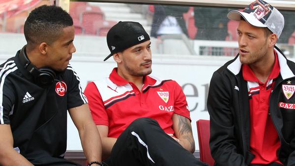Pläuschchen vor der Partie: Der aus Stuttgart ausgeliehene Daniel Didavi (li.) unterhält sich mit dem damaligen Stuttgarter und ehemaligen Club-Spieler Timo Gebhart (Mi.) und Julian Schieber, der nach seinem einjährigen Gastspiel beim FCN wieder nach Stuttgart zurückgekehrt war.