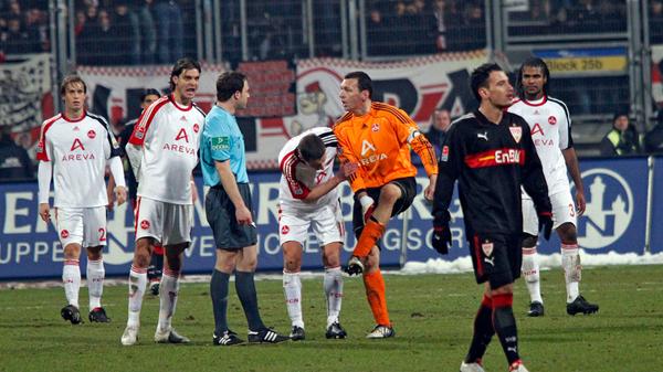 ... Nürnbergs Albert Bunjaku die Stuttgarter Führung durch Timo Gebhart ausgeglichen. Andreas Ottl, Angelos Charisteas, Marek Mintal, Raphael Schäfer und Breno waren mit der Schiedsrichterleistung von Felix Zwayer nicht zufrieden.