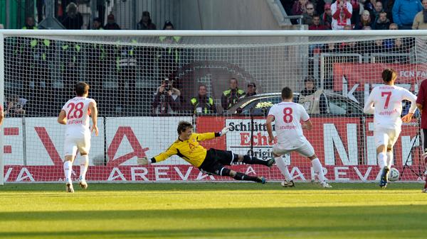 Club-Keeper Alexander Stephan reckte und streckte sich vergebens. Zdravko Kuzmanovic hat den Club-Ersatzkeeper eiskalt verladen, am Ende eines sonnigen Oktobertags im Jahr 2011 stand ein 2:2-Remis.