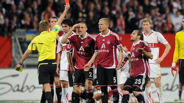 Im Oktober 2010 durfte der Club endlich wieder einen Heimsieg gegen den VfB bejubeln - und wie! Der vom VfB ausgeliehene Julian Schieber brachte Nürnberg früh in Führung, Cacau glich spät aus. In der Zwischenzeit hatte Andreas Wolf die Gelb-Rote Karte gesehen. Und dann...