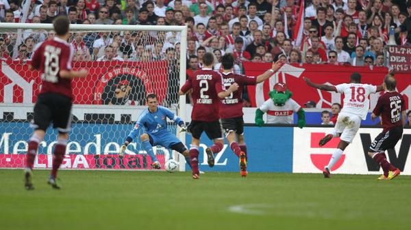 Im März 2012 ließ das erste Tor der Begegnung lange auf sich warten. In Minute 78, die letzte gute Möglichkeit war schon mehr als eine Viertelstunde alt, erzielte Cacau, der zum ersten Mal seit sechs Spieltagen wieder in der Startelf stand, den Stuttgarter Führungstreffer.