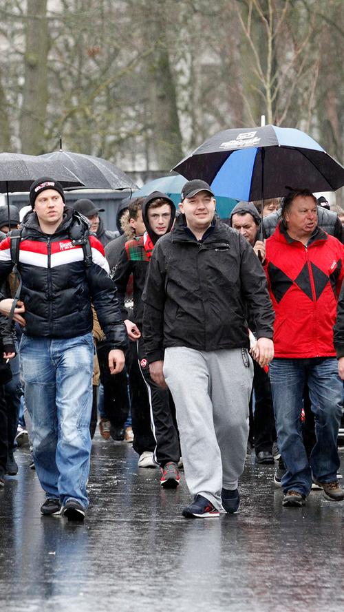 Rund tausend Fans folgten dem Aufruf der Ultras Nürnberg und pilgerten bei strömendem Regen an den Valznerweiher.