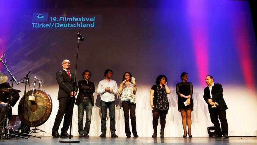 Murat Erşahin, Fatima Geza Abdollahyan, Ayça Damgaci, Barbara Auer, Thomas Arslan (Jurypräsident) und Ruhi Sarı (von rechts) bildeten gemeinsam mit Titus Kreyenberg die Jury des Spielfilmwettbewerbs, die über die Vergabe der Preise für den besten Film, den besten Hauptdarsteller und die beste Hauptdarstellerin entschied.