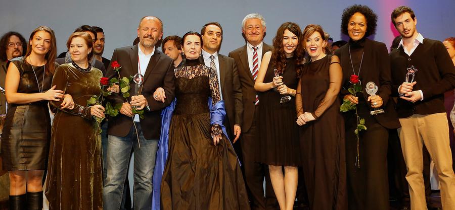 Die Hauptpreisträger bei der Preisverleihung des 19. Filmfestivals Türkei/Deutschland mit Ehrenpreisträgerin Fatma Girik (4.v.l.) in ihrer Mitte.