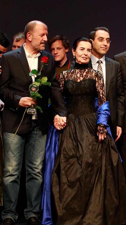 Atalay Taşdiken, Gewinner des Publikumspreises für seinen Film "Meryem", gemeinsam mit Ehrenpreisträgerin Fatma Girik.