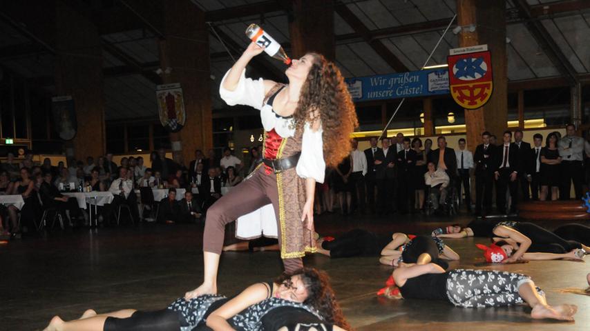 Mit Schlips und Rose: Schüler feiern Ende des Tanzkurses