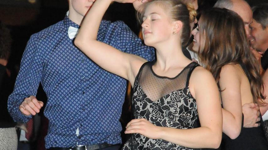 Mit Schlips und Rose: Schüler feiern Ende des Tanzkurses