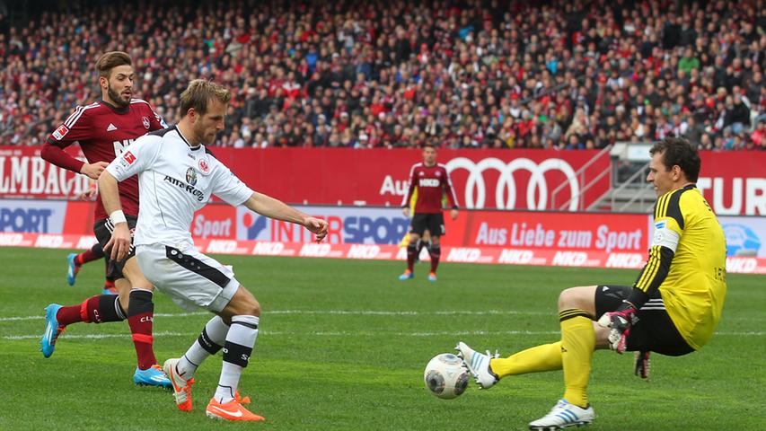 Doch lange hält die Nürnberger Drangphase nicht an. In der 49. Minute spielt sich Aigner, erneut auf der rechten Seite, in eine aussichtsreiche Position, legt uneigennützig quer, wo Joselu das 2:0 für die Eintracht erzielt.