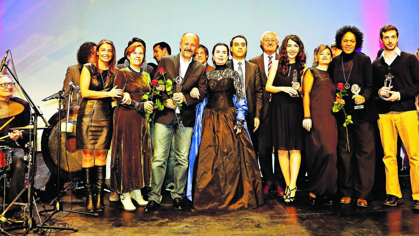 Ehrenpreisträgerin Fatma Girik (Mitte mit blauer Stola) freute sich ebenso herzlich über die Auszeichnung wie Regisseurin Deniz Akçay Katýksýz (rechts neben ihr), Schauspielerin Lale Baþar, Dokumentarfilmerin Mo Asumang (mit Rose) und Schauspieler Doron Amit (mit gelber Hose). Ehrenpreisträgerin Fatma Girik (Mitte mit blauer Stola) freute sich ebenso herzlich über die Auszeichnung wie Regisseurin Deniz Akçay Katýksýz (rechts neben ihr), Schauspielerin Lale Baþar, Dokumentarfilmerin Mo Asumang (mit Rose) und Schauspieler Doron Amit (mit gelber Hose).