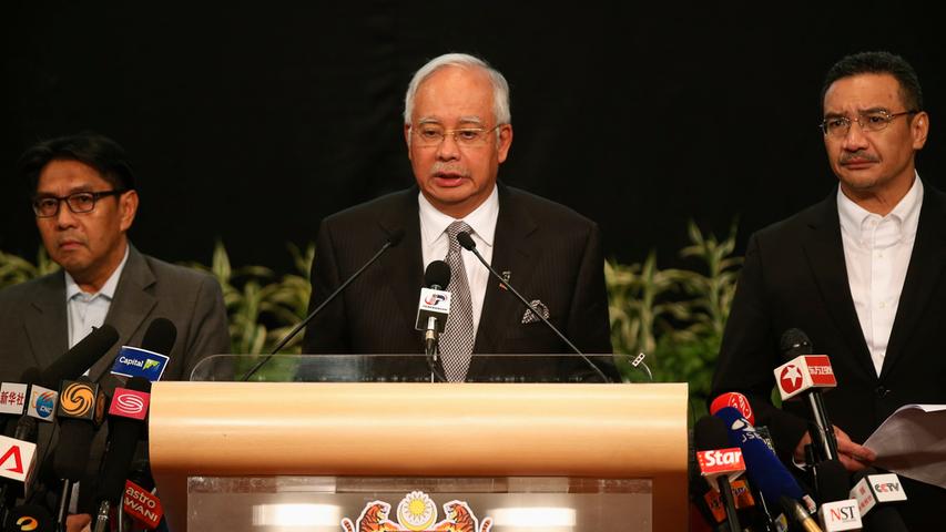 Am 24. März gibt es dann keine Zweifel mehr: Der malaysische Regierungschef Najib Razak gibt bekannt, dass der Flug MH370 in den Indischen Ozean gestürzt ist. Die Fluggesellschaft geht nicht von Überlebenden aus.