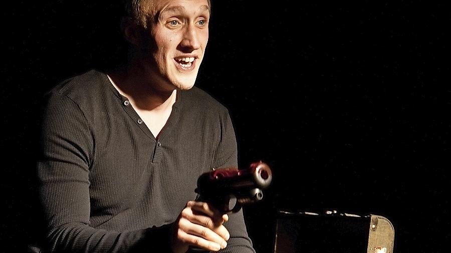 Schauspielerische Topleistung: Jan-Felix Chudarski zieht mit seinem Mobbing-Monolog die Zuschauer in der Kofferfabrik in den Bann. Schauspielerische Topleistung: Jan-Felix Chudarski zieht mit seinem Mobbing-Monolog die Zuschauer in der Kofferfabrik in den Bann.