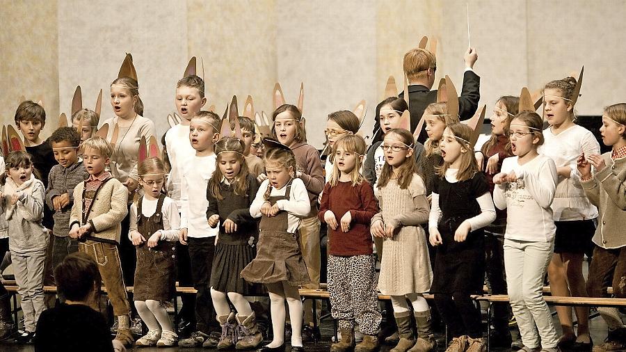 Ostern ist nicht mehr fern: Der Kinderchor von St. Peter und Paul erweckte mit dem Vor- und Nachwuchsorchester der Streichhölzer James Krüss’ Heidehasen-Klassiker zu neuem Leben. Ostern ist nicht mehr fern: Der Kinderchor von St. Peter und Paul erweckte mit dem Vor- und Nachwuchsorchester der Streichhölzer James Krüss’ Heidehasen-Klassiker zu neuem Leben.