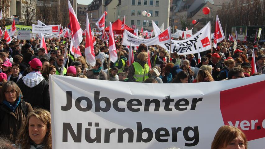 Etwa 9000 Beschäftigte aus ganz Franken kamen am Vormittag zur zentralen Kundgebung auf dem Nürnberger Kornmarkt.