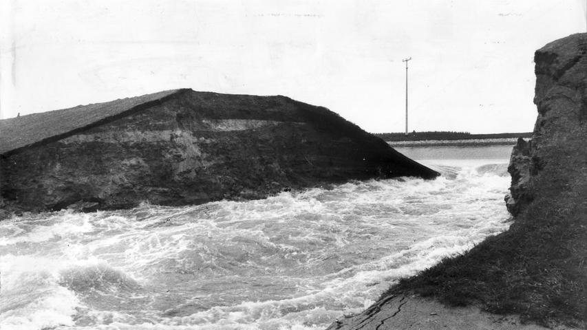 Der Damm war auf zehn Meter Breite aufgebrochen, später weitete sich die Öffnung auf 15 Meter. Insgesamt 800 Millionen Liter verursachten eine zerstörerische Wasserwalze.