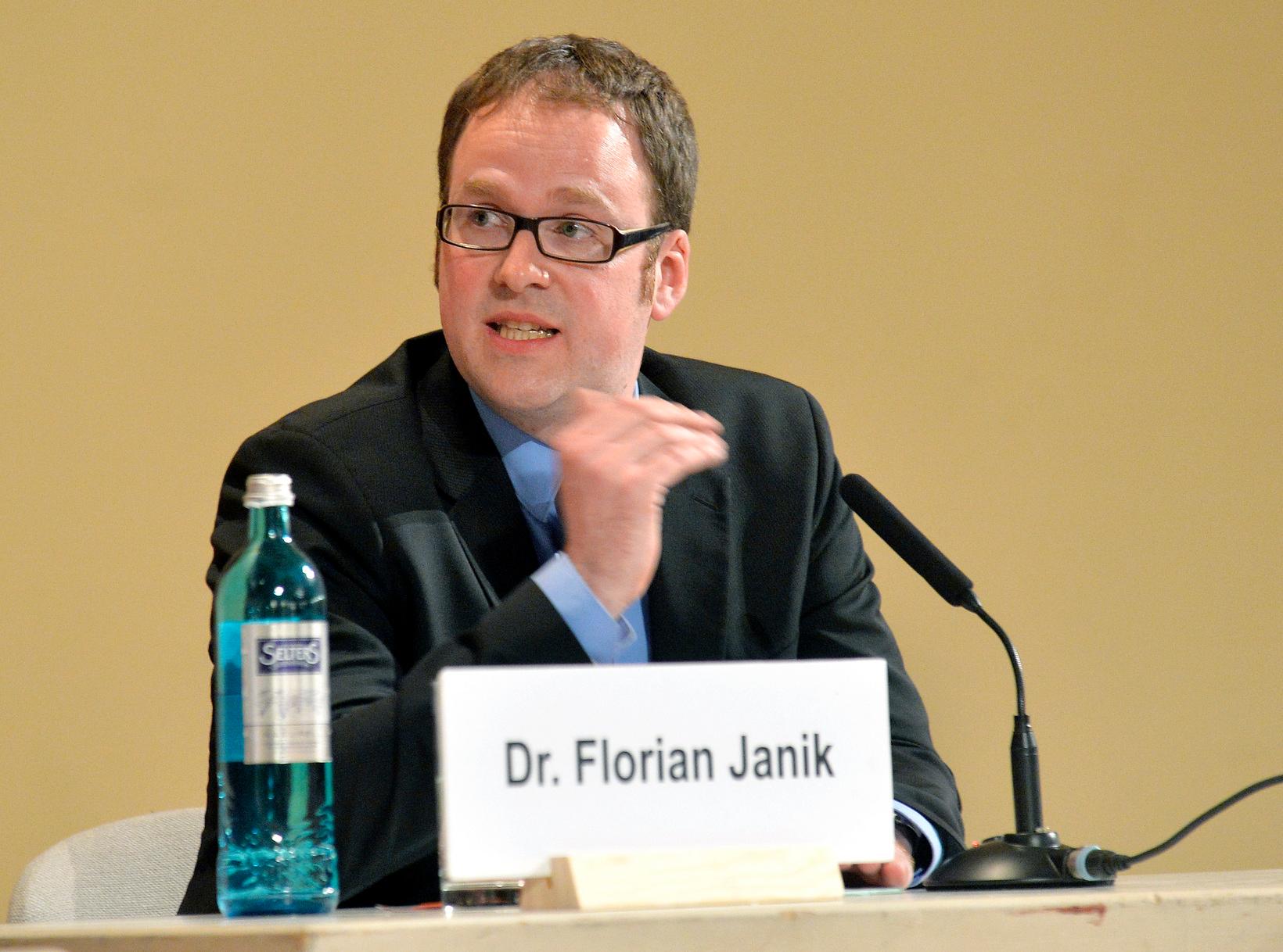 Der 1980 in Erlangen geborene Janik gehörte schon vor der Wahl zu den profilierten Kandidaten der Sozialdemokraten und zeigte in vielen Themenfeldern seine Kompetenz als Oppositionsführer im Stadtrat.