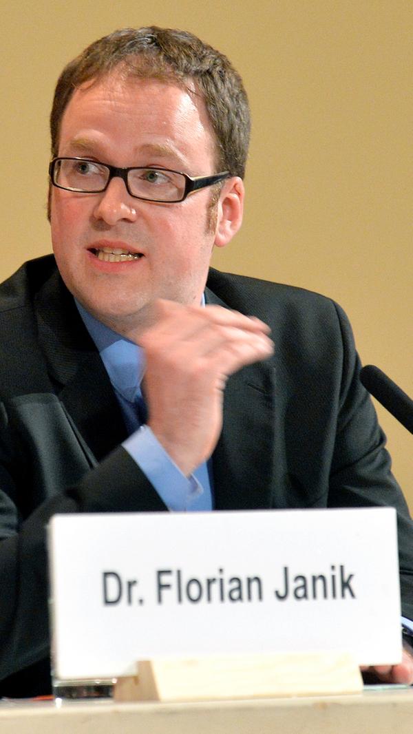 Der 1980 in Erlangen geborene Janik gehörte schon vor der Wahl zu den profilierten Kandidaten der Sozialdemokraten und zeigte in vielen Themenfeldern seine Kompetenz als Oppositionsführer im Stadtrat.