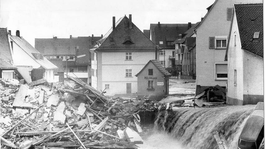 Als am 26. März 1979 um 15.56 Uhr das Telefon der Feuerwache Süd am Nürnberger Hafen schrillte und der Anrufer "Greuther-Straße, Main-Donau-Kanal, Dammbruch" durchgab, war es bereits zu spät: Die Wassermassen hatten sich schon über Alt-Katzwang ergossen und waren nicht mehr aufzuhalten.