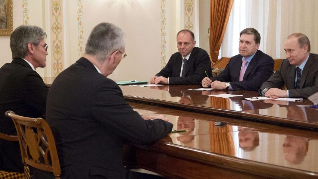 Siemens-Chef Joe Kaeser (links) bei seinem Treffen mit Vladimir Putin (rechts)  in der Präsidentenresidenz Nowo-Ogarjowo.