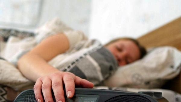 Wer sich nicht sicher ist, woher seine morgendliche Müdigkeit rührt, kann ein Schlaftagebuch führen. Was hat man zuvor gegessen, welchen Sport gemacht, wie hat man sich am Abend gefühlt? Vor dem Schlafengehen könne man außerdem seine Gedanken notieren, rät Schlafcoach Lenz. Aber: Ohne Wertung. "Wenn möglich, sollte man am Ende positive Dinge aufschreiben, die tagsüber passiert sind."
