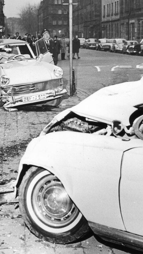 Die schwer beschädigten Fahrzeuge vermitteln einen Eindruck von der Wucht des Zusammenpralls. Im Hintergrund der Scheinfelder Wagen, der von der Leopoldstraße aus in die Schweinauer Straße eingebogen war. In diesen Pkw prallte der stadtauswärts fahrende Nürnberger. Hier geht es zum Artikel: "17-Jährige bei Unfall getötet"