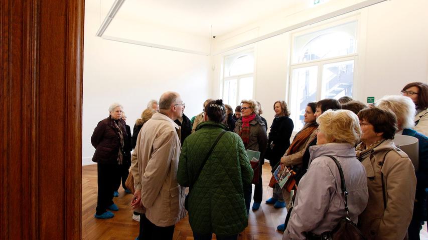 Besucher erkunden die Kunstvilla in der Blumenstraße