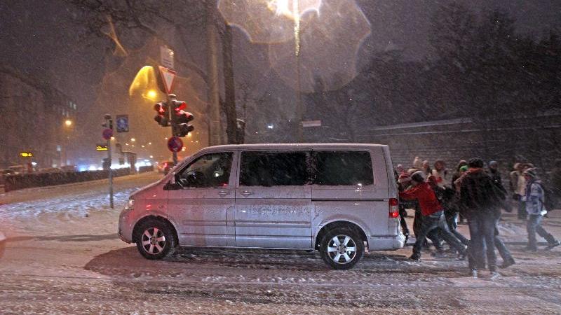 Schnee behindert Verkehr in Bayern massiv 