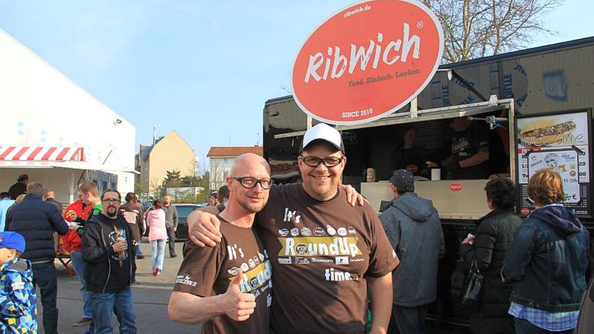 Selbstverständlich war der Nürnberger Food-Truck-Pionier (rechts) auch mit seinem eigenen Wagen vor Ort. 2010 haben er und Geschäftspartner Peter Wolf mit ihrem Ribwich eine Bewegung angestoßen, die Nürnberg zur zweitgrößten Food-Truck-Stadt Deutschlands gemacht hat.