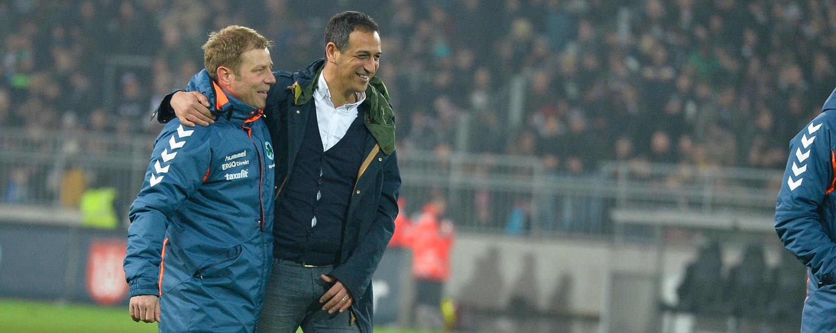 Fürth-Trainer Frank Kramer (links) und Pauli-Sportchef Rachid Azzouzi tauschen sich nach Spielende aus.