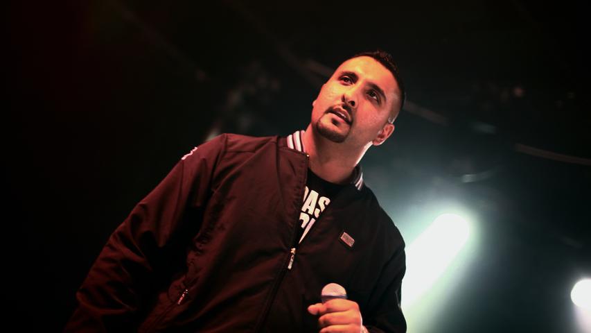 Der Rapper SSIO ist das Kind afghanischer Einwanderer und wächst in Bonn auf. Schon immer ist der inzwischen erwachsene Mann dem Rap verbunden. Mit drei erfolgreichen Alben im Gepäck geht es für ihn zu Rock im Park. Der Rapper SSIO ist das Kind afghanischer Einwanderer und wächst in Bonn auf. Schon immer ist der inzwischen erwachsene Mann dem Rap verbunden. Mit drei erfolgreichen Alben im Gepäck geht es für ihn zu Rock im Park.