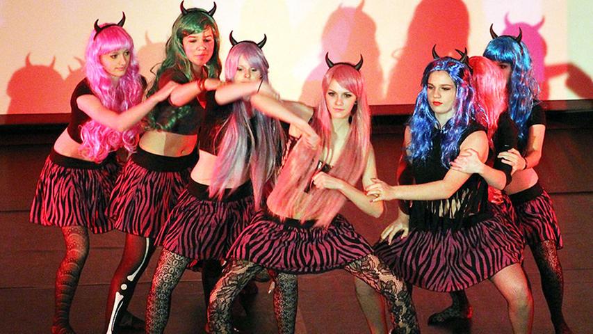 Monstermäßig gut traten die Figuren der "Monster High" mit Teufelshörnern auf der Bühne auf.