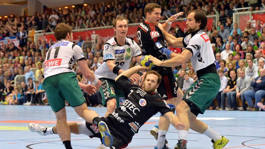 Handball ist ein Vollkontaktsport. Sichtbar wird das immer wieder am Kreis, wo Angriffs- und Abwehrzentrum aufeinander treffen. Hier werden Moritz Weltgen und Sebastian Preiß hart rangenommen.
