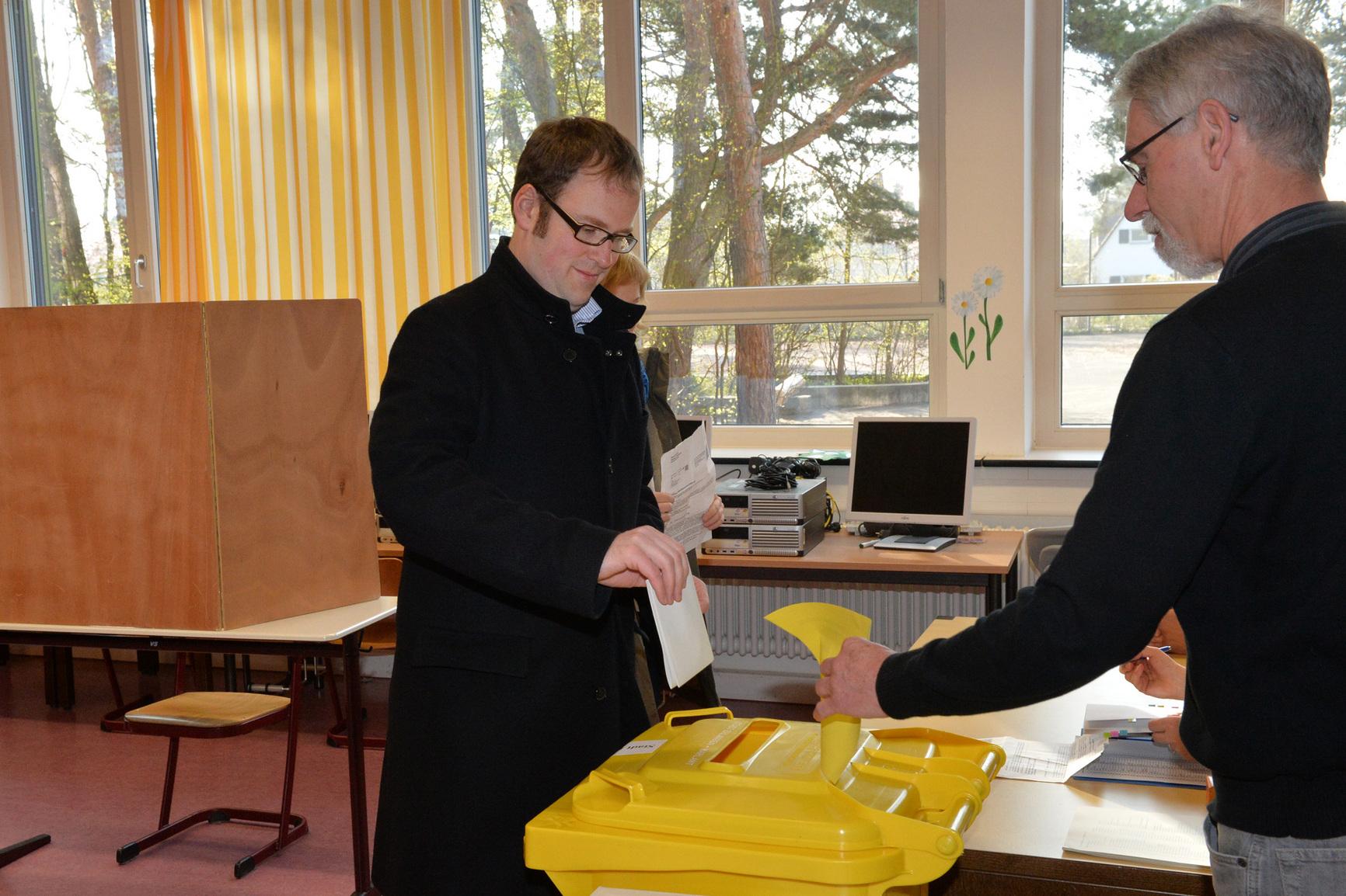 Sein Studium der Sozialwissenschaften absolvierte Janik an der Friedrich-Alexander-Universität in Erlangen. Danach war er wissenschaftlicher Mitarbeiter am Institut für Arbeitsmarkt- und Berufsforschung, wo er auch promovierte.